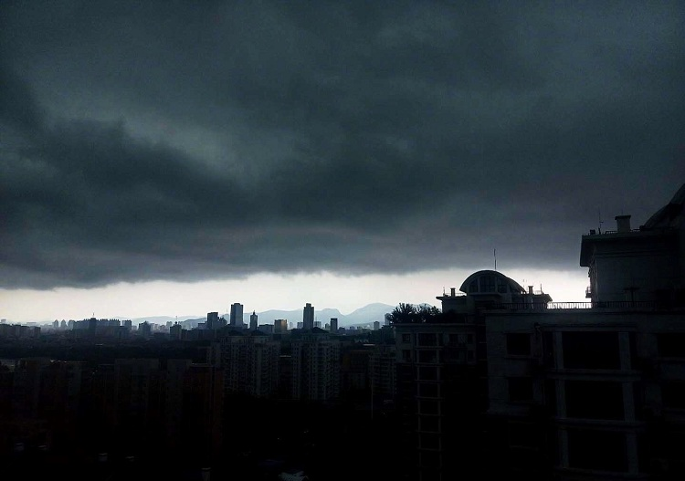 晴空万里突然暴风雨，看“黑云”之下的泉城