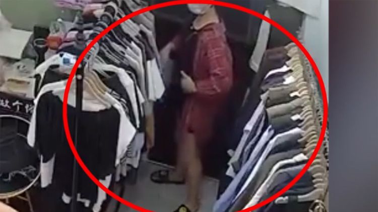 20秒丨叠一叠塞怀里离开 滨州一女子在服装店内偷衣服被监控拍下