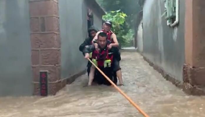 43秒｜强降雨致村庄街道水流湍急 临沂消防员用绳索转移8名被困群众