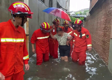 63秒丨感动！独居老人因积水被困，心疼消防员说啥不让背，蹚水200米走出去