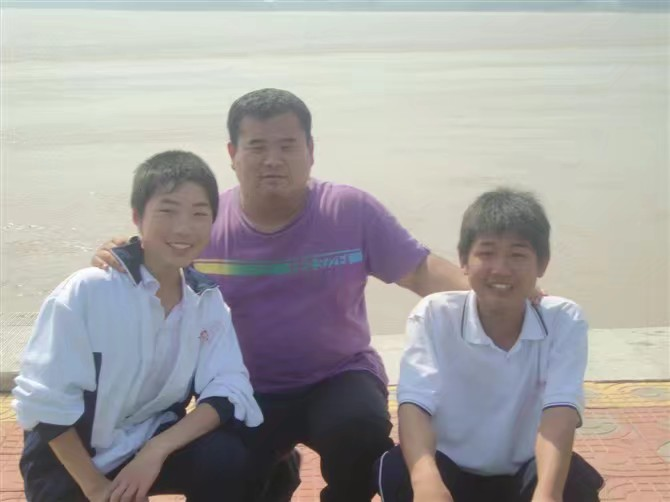 学生们跨城献血挽留的刘峰老师走了 生命最后一刻还在惦记孩子们的录取通知书