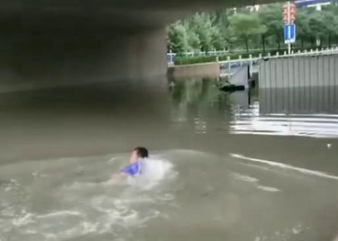 64秒｜聊城一货车被2米多深积水淹没 52岁的他游泳上前营救