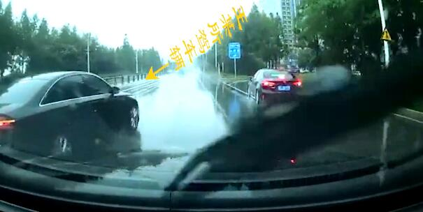 15秒丨雨中强行变更车道被举报！日照这位驾驶人当了“典型”