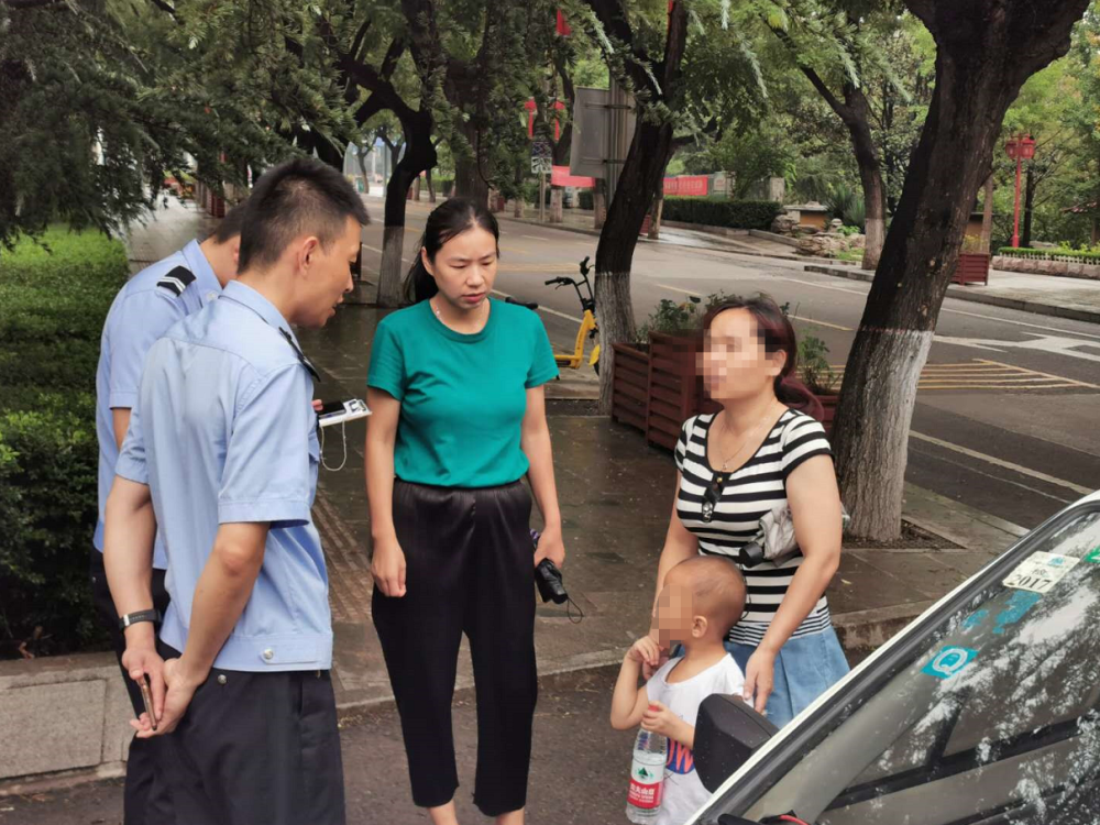 济南平阴：三岁男孩在马路上独自打伞遛达 原是走丢被送回家