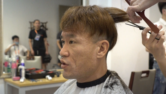 40秒丨青岛黄海球员比赛间歇换发型 就一个要求：要凉快！