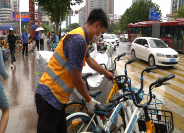 75秒丨潍坊共享单车乱停乱放治理有了新进展 这些商场附近有了“单车专管员”