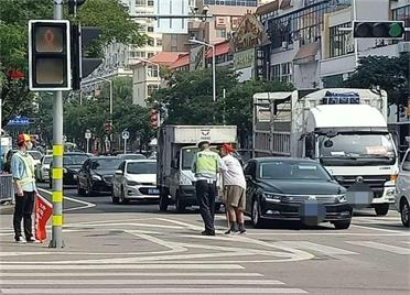 28秒丨點贊！威海輔警攙扶老人過馬路，熱心市民用相機記錄下暖心背影