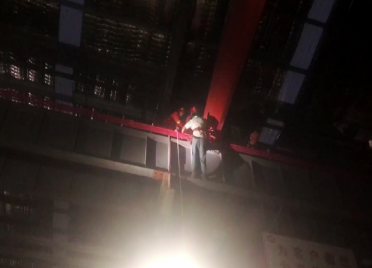 47秒丨脚手架突然断裂男子吊在半空中 潍坊昌乐消防紧急救援