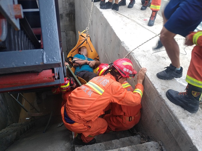 29秒 | 德州一工人失足跌入5米深上料池 消防紧急救援