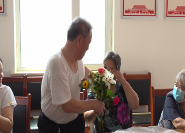 65秒丨七夕节，送束鲜花给老伴！看看潍坊浪漫老人“爱的表白”