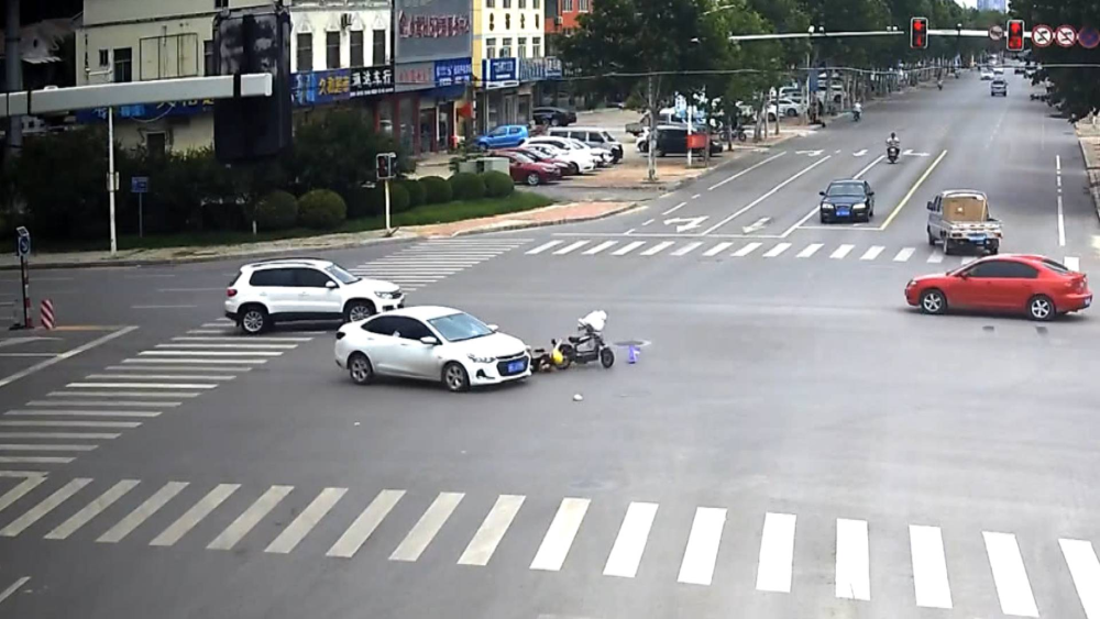 41秒丨济宁金乡发生两起电动车被撞事故 骑电动车闯灯被撞还要负全责