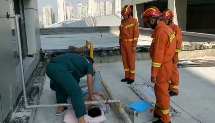 31秒|枣庄一小伙不慎坠楼，消防员成功营救