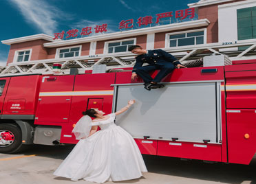 消防服同框婚纱！德州消防员与未婚妻补拍“迟到的”婚纱照，背后故事很暖心
