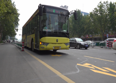 74秒丨潍坊启用首条公交专用车道 你关注的“最新通行规则”都在这