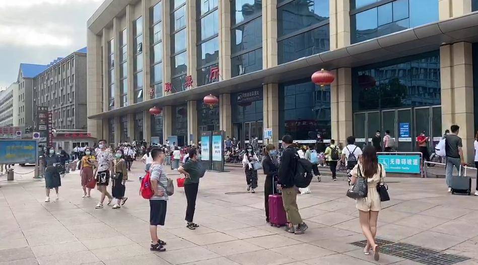 25秒 | 台风“巴威”导致多趟列车晚点 济南火车站启动应急预案