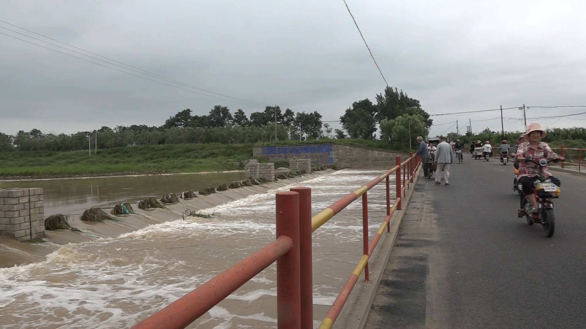 42秒丨烟台莱州一干涸河流现奔腾景象 村民：“这雨下得省钱了！”