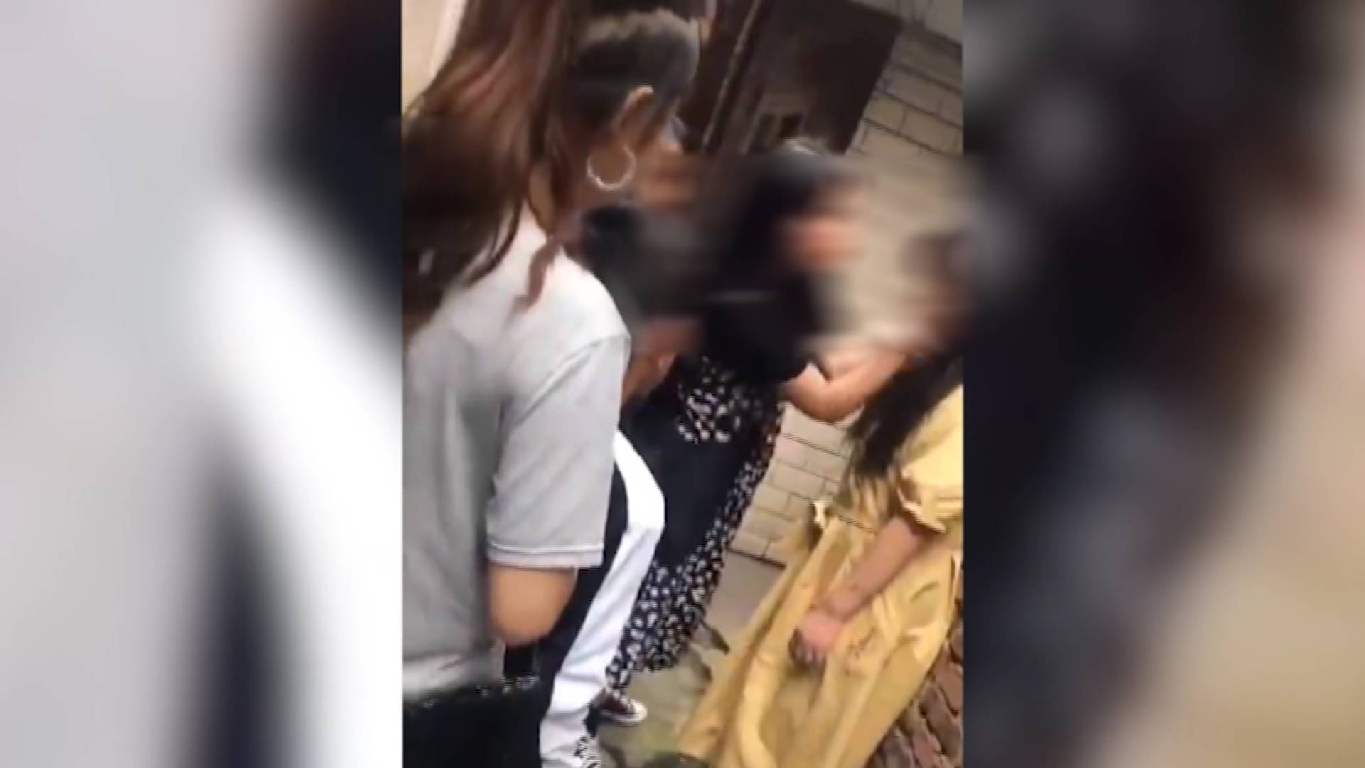 37秒丨四川乐山未成年女孩遭7人欺凌并拍视频 警方：已介入调查将依法处理