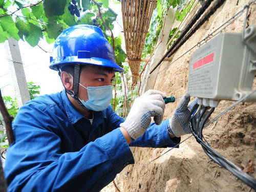 潍坊青州：改造农村电网 让脱贫攻坚路上电力十足