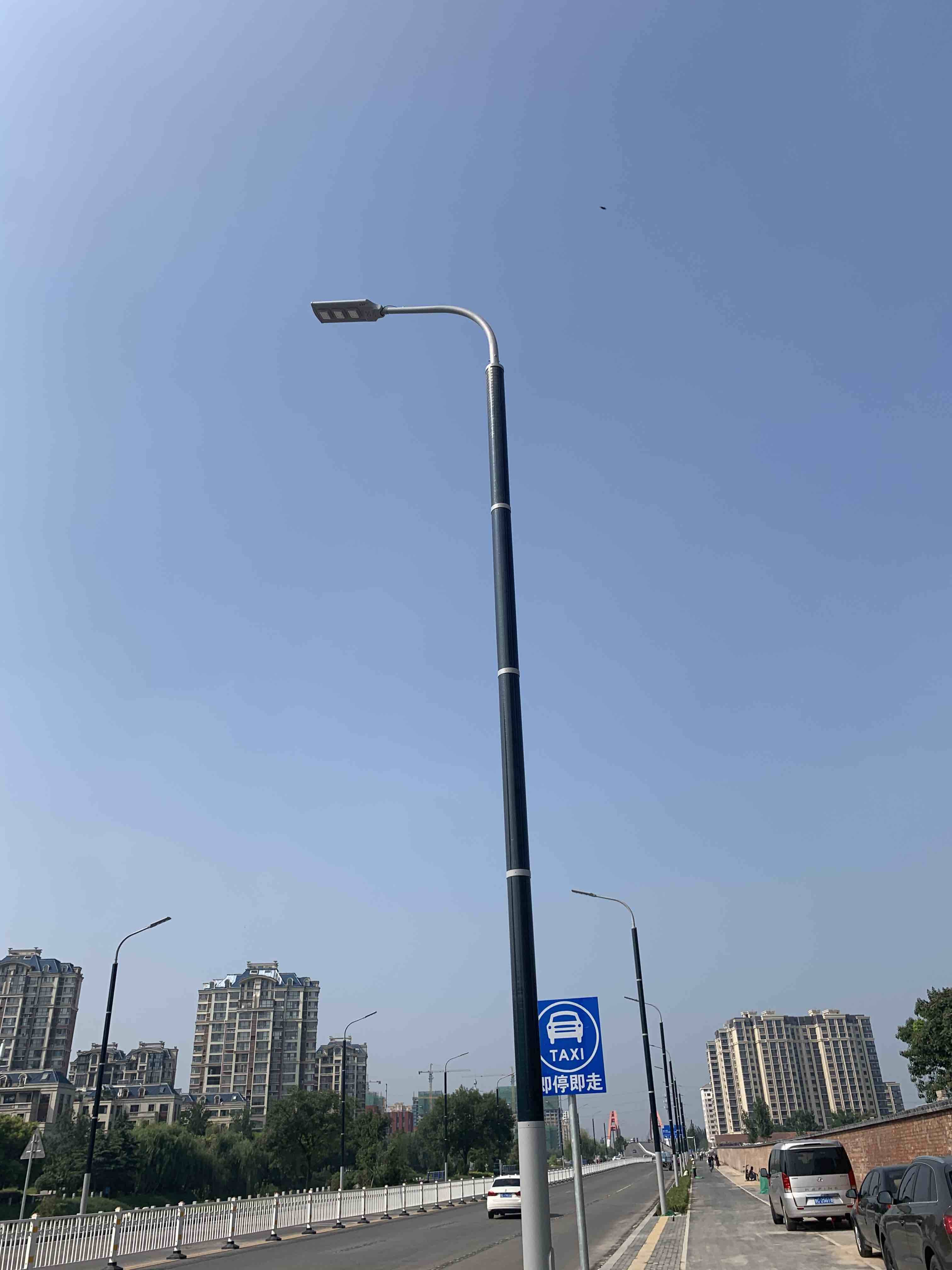 搭载智控系统 淄博首条“高科技”路灯安装完成