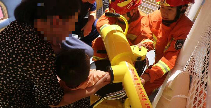 25秒丨日照：游乐设施“咬”住幼童手臂 消防紧急救援