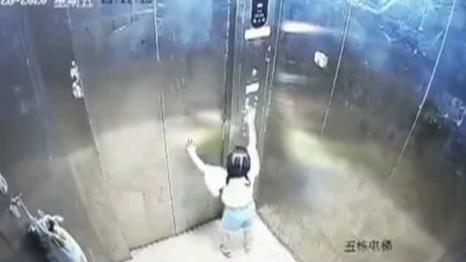 35秒丨痛心！湖南株洲3岁女童滞留电梯找家长时坠亡  监控拍下她最后求助画面