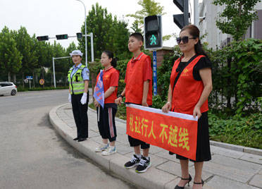 “开学第一课”青州小志愿者走上街头劝导交通
