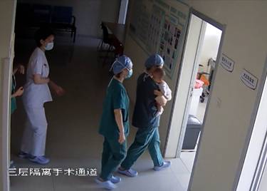 40秒｜感动！手术室外婴儿饿得大哭，聊城两位护士接力喂奶暖人心
