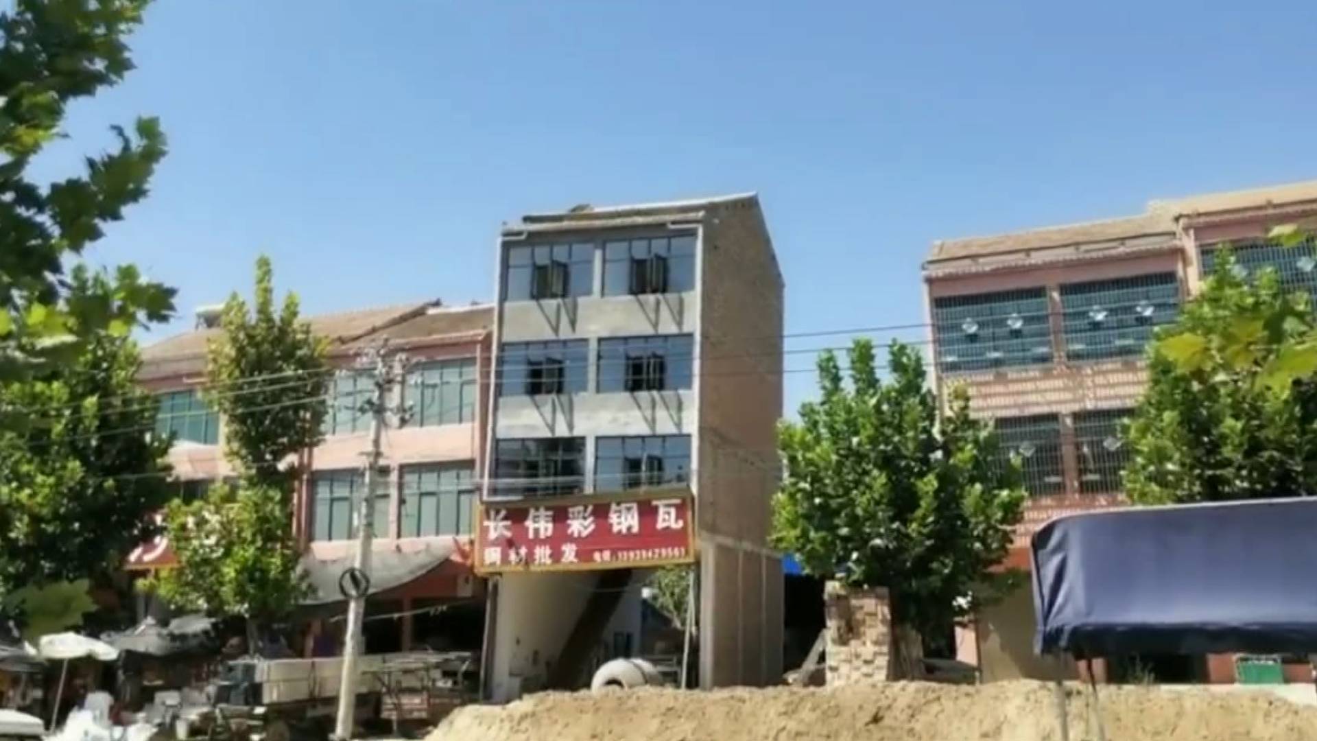 河南周口：四層樓房突然坍塌 疑鄰居建房地基挖太深