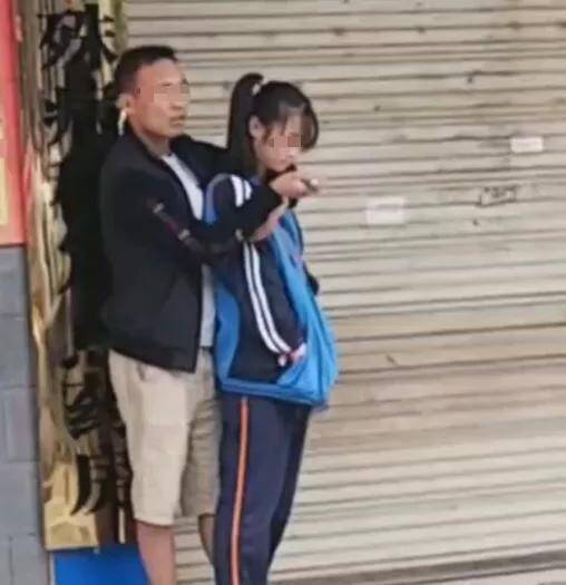 26秒|湖南張家界一中學(xué)附近男子持刀傷人 4名學(xué)生受傷 暫無人員死亡