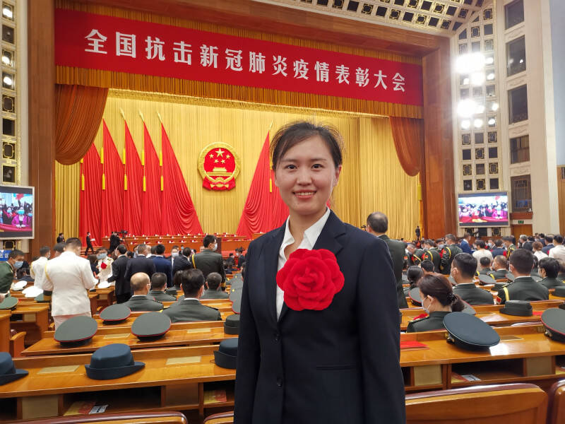 来自潍坊寒亭的她 今天在人民大会堂被授予两项国家级荣誉称号