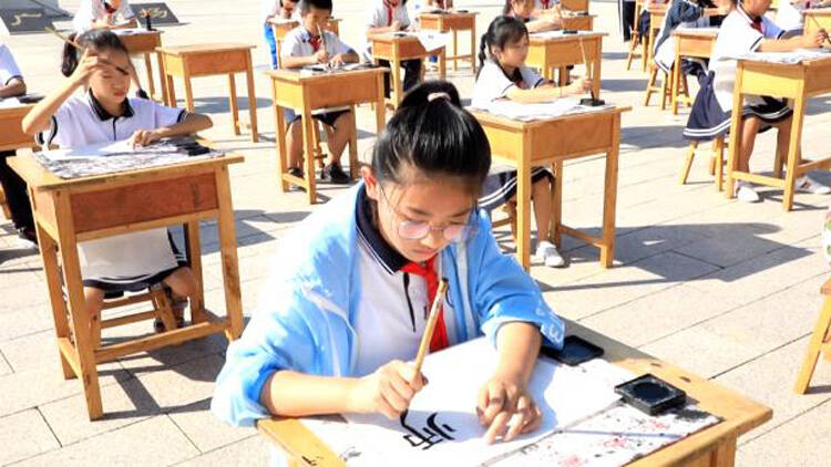 38秒丨庆祝第36个教师节 滨州无棣学生用书法为老师献礼