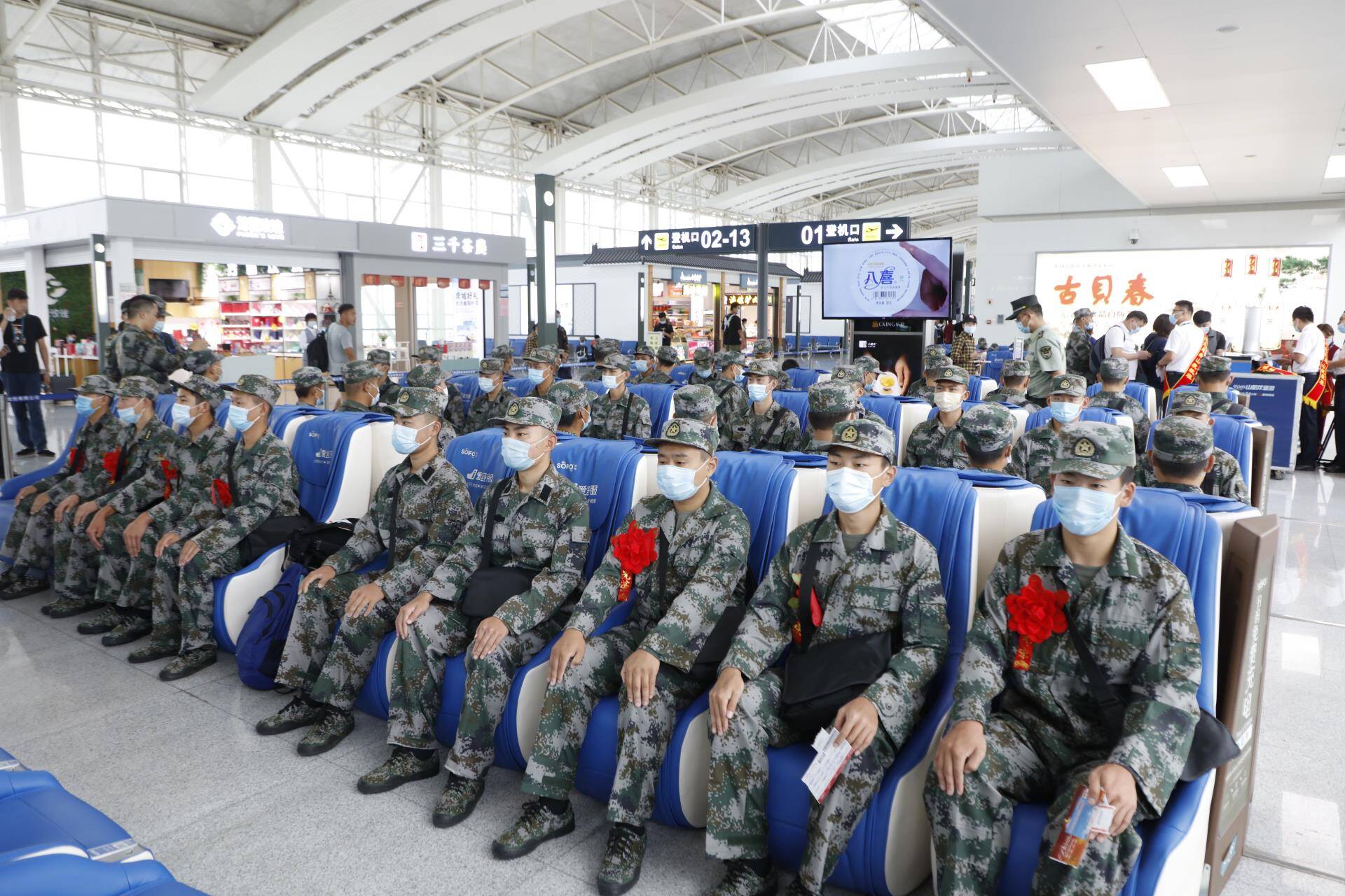 95名新兵从济南飞往新疆 开启军旅生涯