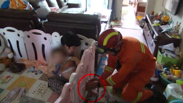 26秒丨孩子玩耍将腿卡在塑料围栏上无法移动 威海消防紧急救助
