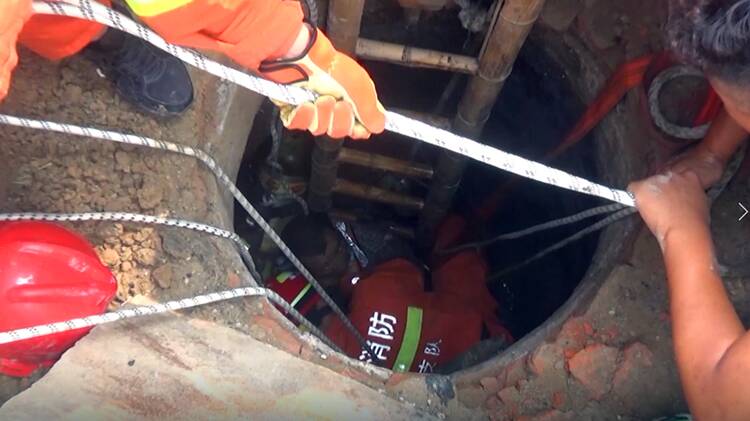 淄博4名工人被困6米深污水井 消防员下井托举救人