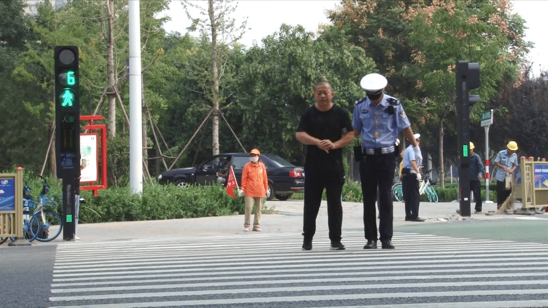 济南交警搀扶过马路，他拍下感恩视频“心里特别舒服，就像有护卫一样”