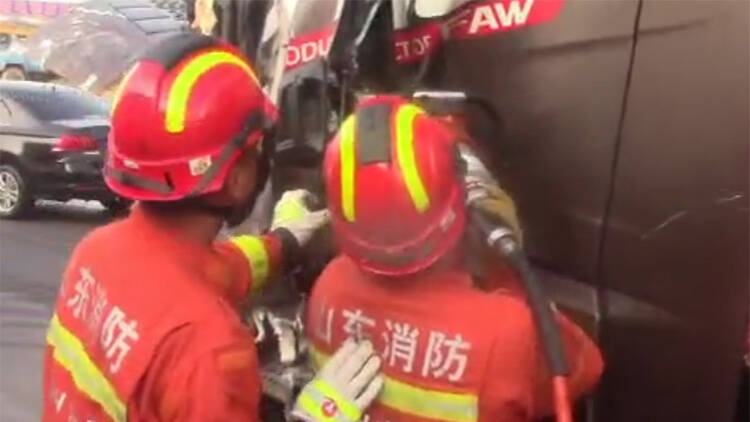 46秒丨惊险！两车相撞一人被困 滨州消防紧急救援