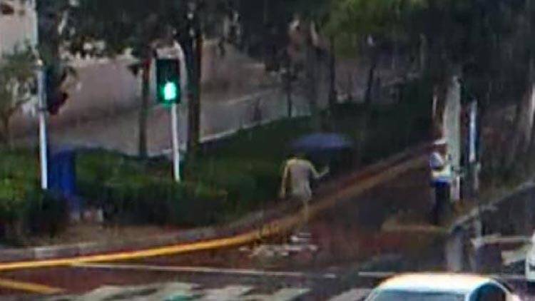 26秒丨滨州“浇”警雨中执勤 两市民“硬核”送伞