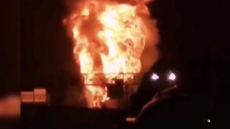 24秒丨槽罐车装载32吨汽油添加剂被追尾起火 火光冲天