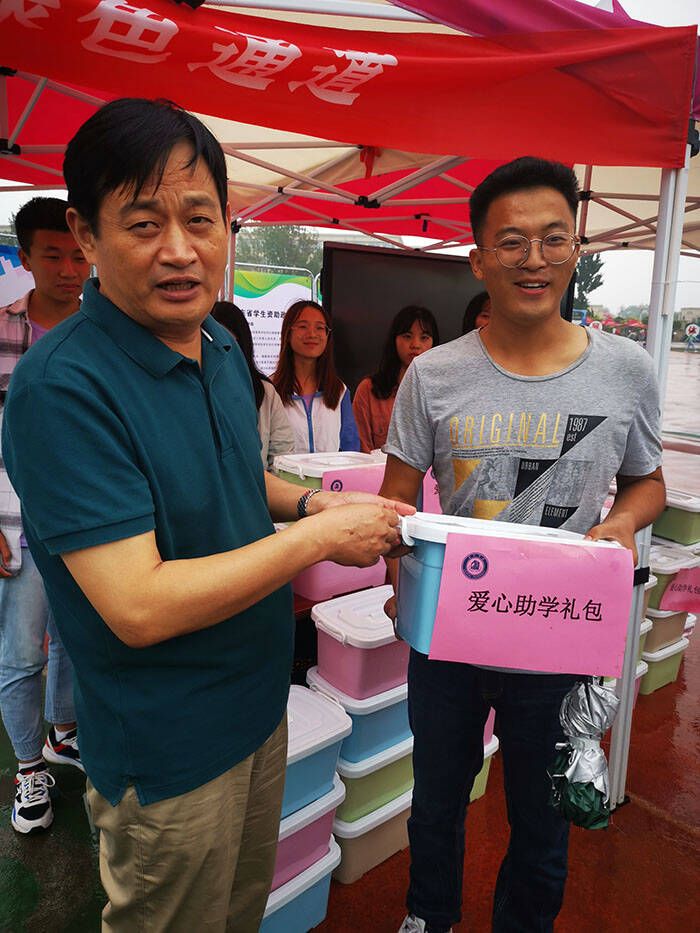 在迎新绿色通道口,张世超遇到了德州学院校长赵胜村,赵校长和蔼地询问