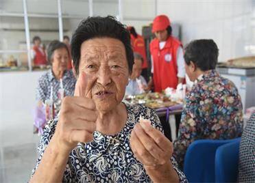32秒丨威海又一处暖心食堂开业 80周岁以上老年人免费就餐