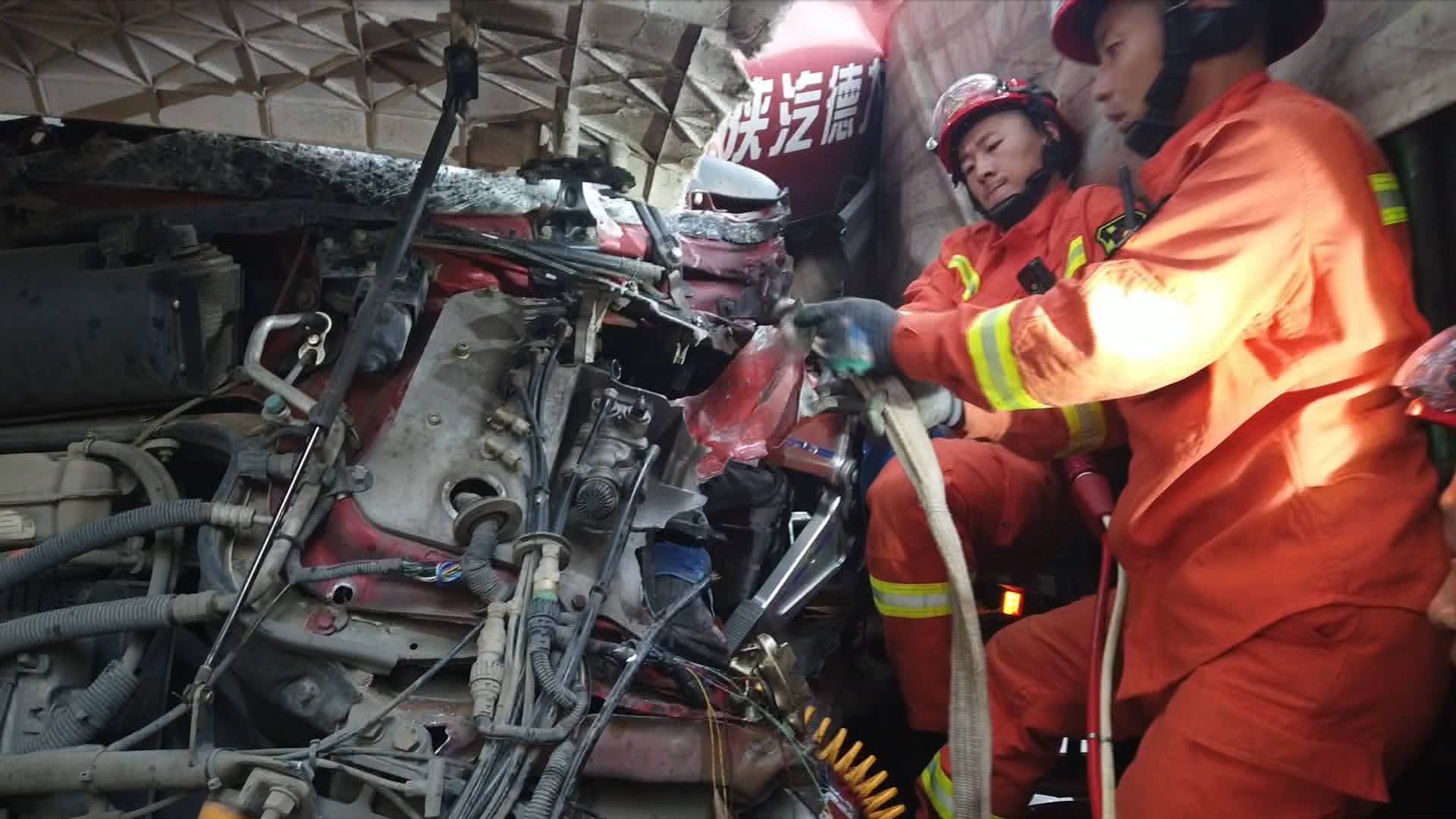 48秒丨两辆大货车省道追尾一人被困 泰安消防破拆营救