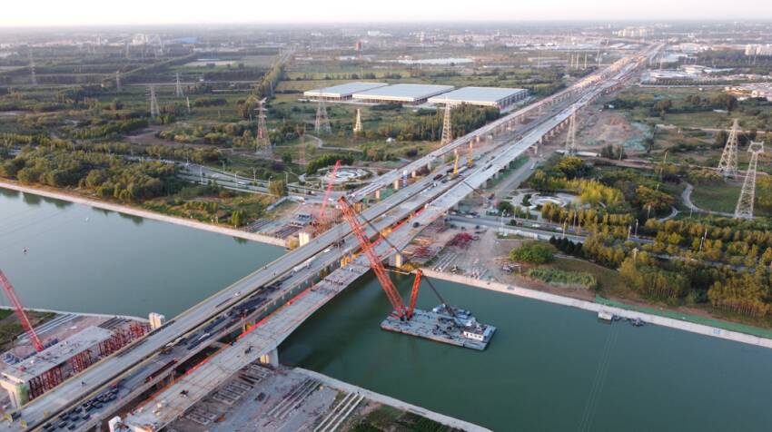 济宁内环高架项目西外环京杭运河桥东线主跨成功合龙