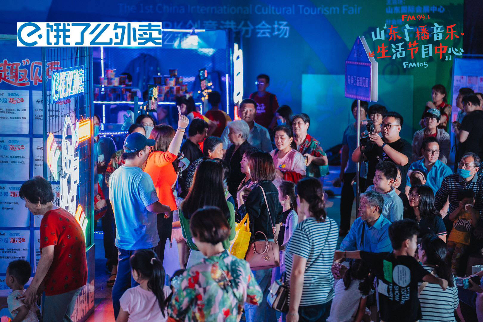 近日，一场青春洋溢的校园迎新晚会在济南潮人聚集地举行