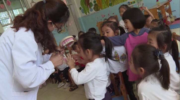 33秒|爱护牙齿，从我做起！枣庄峄城志愿者走进幼儿园普及爱牙知识