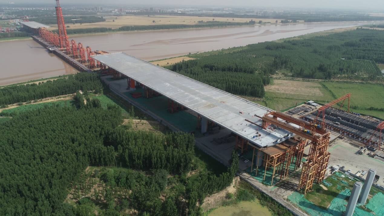 中国梦·黄河情丨见过车在桥上跑 但你知道钢桥面怎么来的吗？ 记者揭秘济南凤凰黄河大桥钢桥面诞生历程