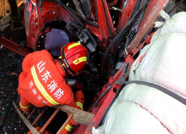 两挂车相撞一人被困  威海消防火速救援