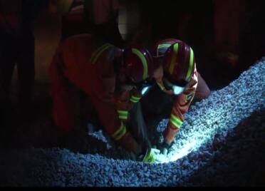 一工人在施工时不慎被石子埋压 威海消防紧急救援