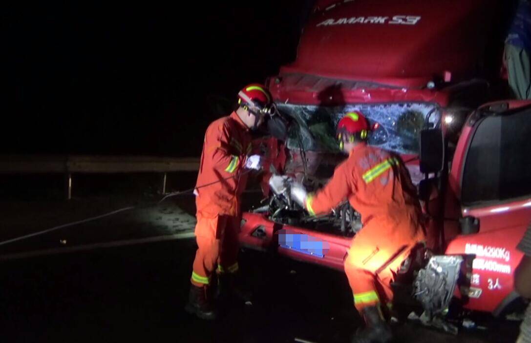 28秒 | 临沂：凌晨两半挂车追尾 消防员紧急破拆驾驶室救援被困司机