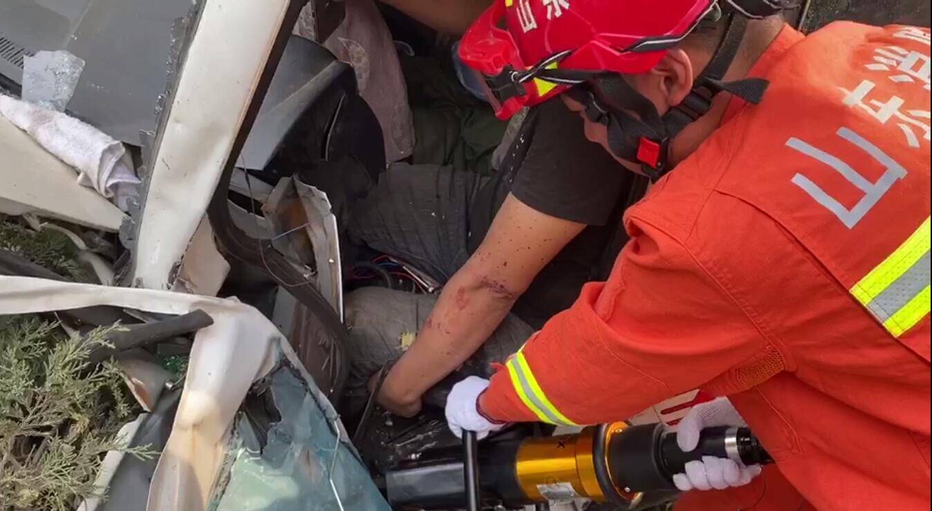 23秒｜临沂两小轿车路口相撞 消防员10分钟救出被困司机