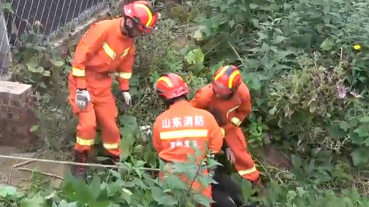 50秒丨滨州阳信一老人被困泥塘 消防紧急救援